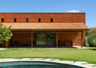 Casa Montemor | Taipal & Brasil Arquitetura Haras Larissa - Monte Mor, SP 2019 Construtora Ricardo Flaibam 252m² de paredes estruturais em taipa de pilão 57 dias de obra