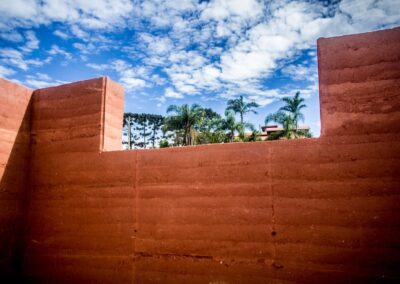 ECOVILA CLAREANDO Taipal + Gera Brasil Consultoria e Arquitetura ​ Piracaia, SP 2017 92 m² de paredes estruturais em taipa de pilão 12 dias de obra