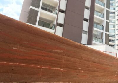 FACHADA EDIFÍCIO INVITE KLABIN Taipal + Benedito Abbud ​ São Paulo, SP 2017 Construtora Cáucaso 42m² de parede estrutural em taipa de pilão 3 dias de obra