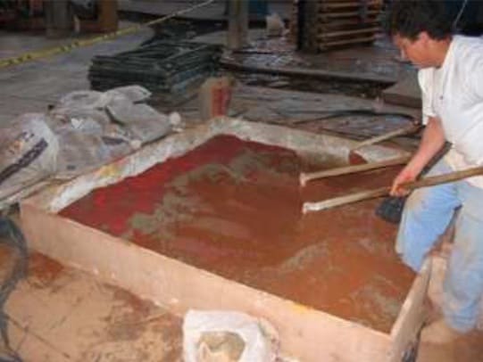 Foto 1: operário misturando os materiais manualmente