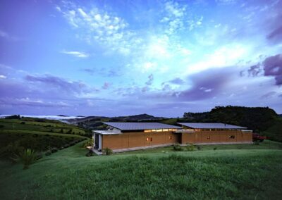Casa de Taipa | Taipal & Estúdio Piloti Arquitetura e Arq. Stepan Norair Chahinian Cunha, SP 2019 73m² de paredes estruturais em taipa de pilão 7 dias de obra