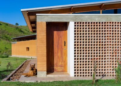 Casa de Taipa | Taipal & Estúdio Piloti Arquitetura e Arq. Stepan Norair Chahinian Cunha, SP 2019 73m² de paredes estruturais em taipa de pilão 7 dias de obra