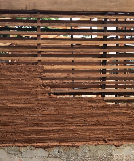 Shieh_parede_pauapique_taipademão_ripasdemadeira