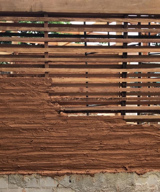 Shieh_parede_pauapique_taipademão_ripasdemadeira