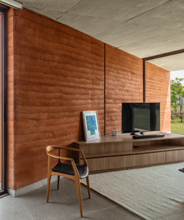 UNAbv_CasaJapi_sala_parede_taipadepilão_NelsonKon