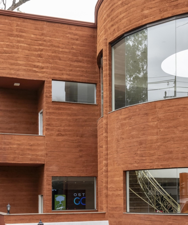 fachada_curva_revestimento_vermelho